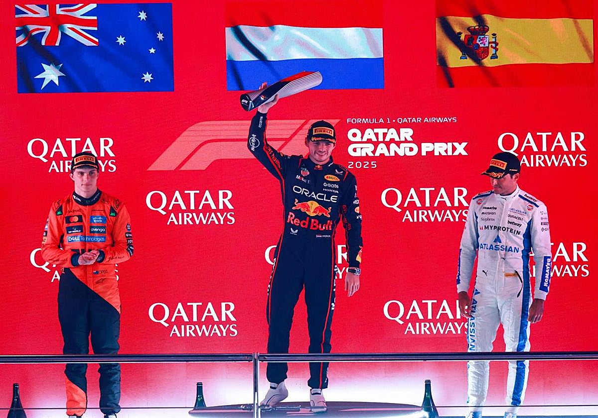 Max Verstappen, flanqueado en el podio por Oscar Piastri y Carlos Sainz.