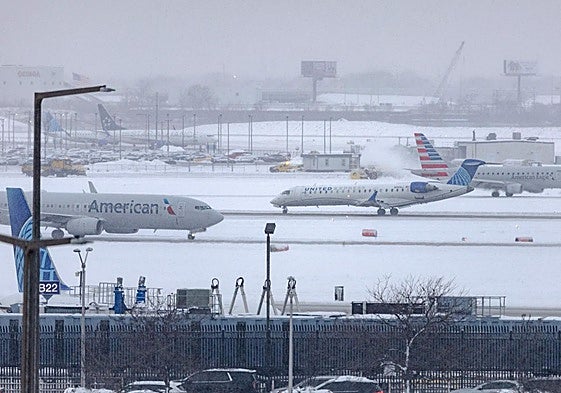 La pista del aeropuerto O'hare de Chicago completamente cubierta de nieve. .
