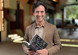 El autor logroñés Andrés Pascual posa con su libro 'El poder del entusiasmo'