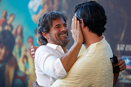 El actor Miguel Ángel Muñoz saluda al actor Rodolfo Sancho