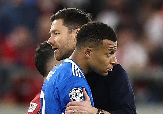Kylian Mbappé y Xabi Alonso, en un partido del Real Madrid.