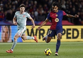 Julián Álvarez y Koudé, en el último Barcelona-Atlético liguero en la Ciudad Condal.