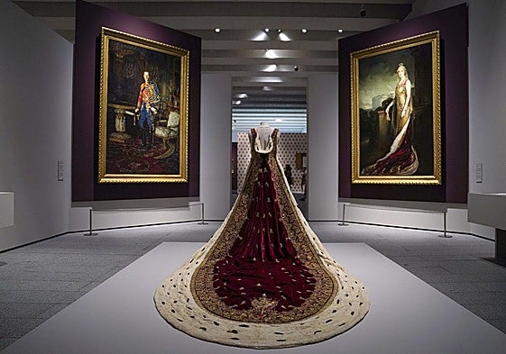 De su trágica boda con Alfonso XIII y el fatídico atentado del anarquista Mateo Morral, a su exilio, una gran muestra recorre la intensa vida​de Victoria Eugenia de Battenberg