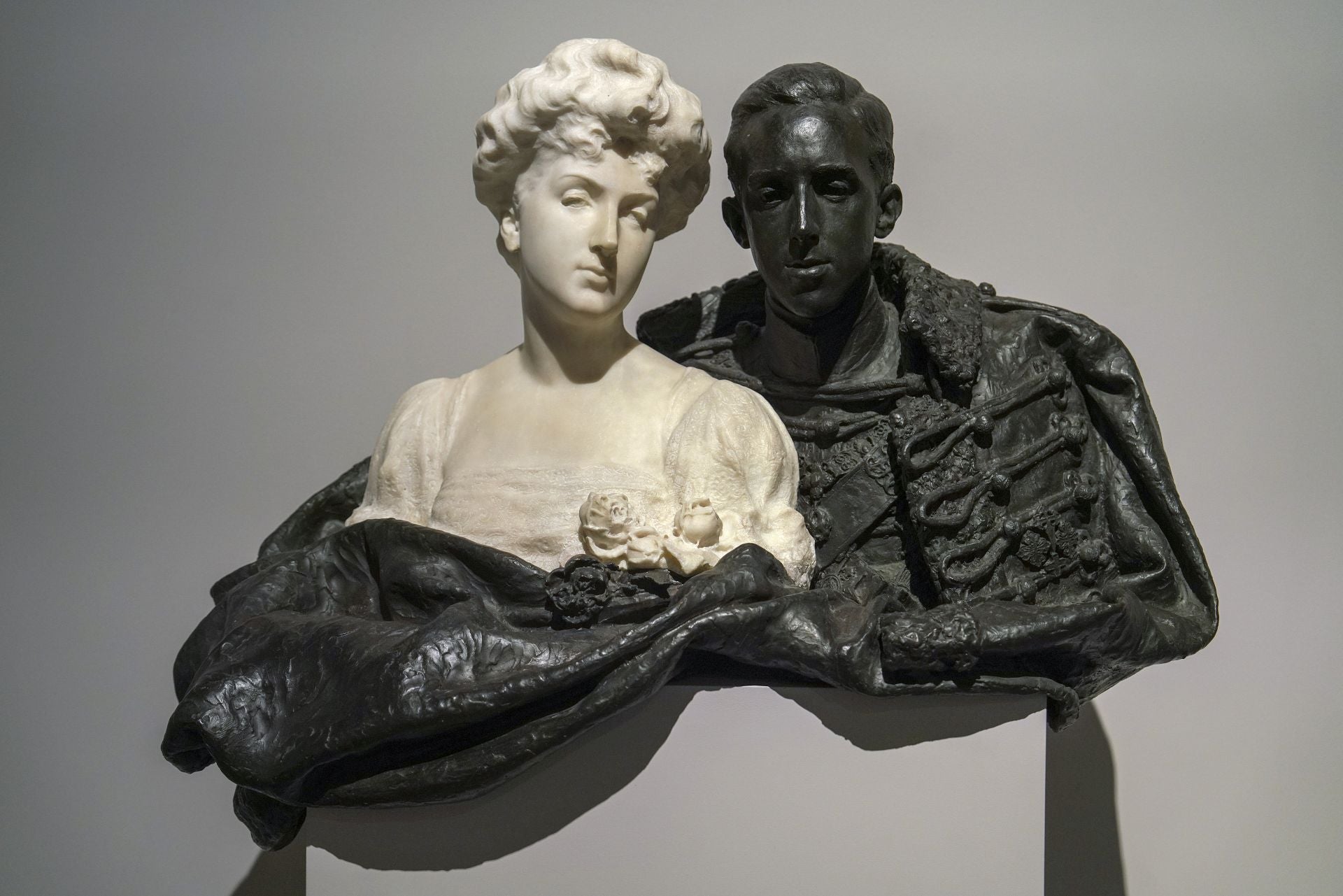 Busto de la pareja real con Alfonso XIII modelado en bronce y Ena esculpida en níveo mármol por Mariano Benlliure.