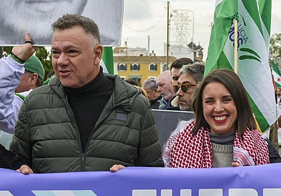 Juan Antonino Delgado e Irene Montero este domingo en la manifestación en Sevilla.