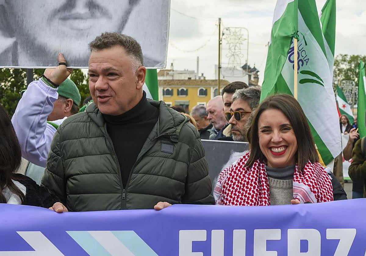 Juan Antonino Delgado e Irene Montero este domingo en la manifestación en Sevilla.