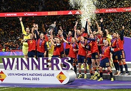 Irene Paredes, rodeada por sus compañeras, levanta el trofeo de la Liga de Naciones.