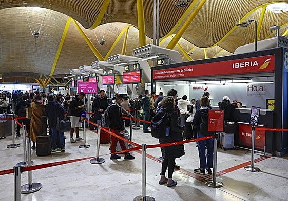Viajeros en el aeropuerto de Barajas.