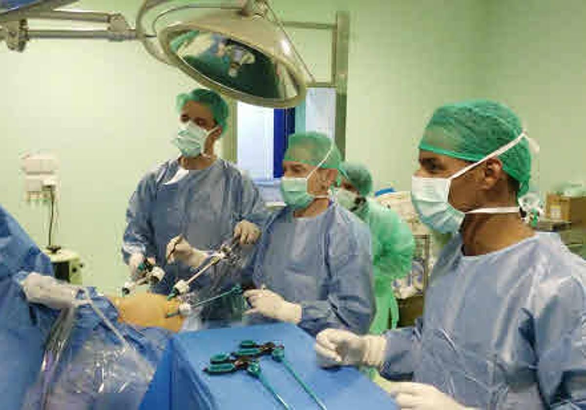 Los médicos es uno de los colectivos cuyo relevo generacional está comprometido.