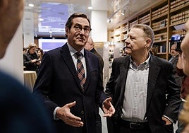 El presidente de la CEOE, Antonio Garamendi (i), y el expresidente de Red Eléctrica de España y exministro, Jordi Sevilla.