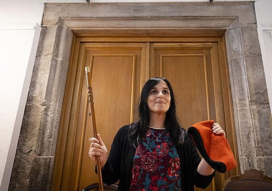 La líder de Aliança Catalana, Sílvia Orriols, con la vara de mando de Ripoll, donde es alcaldesa, y una barretina.
