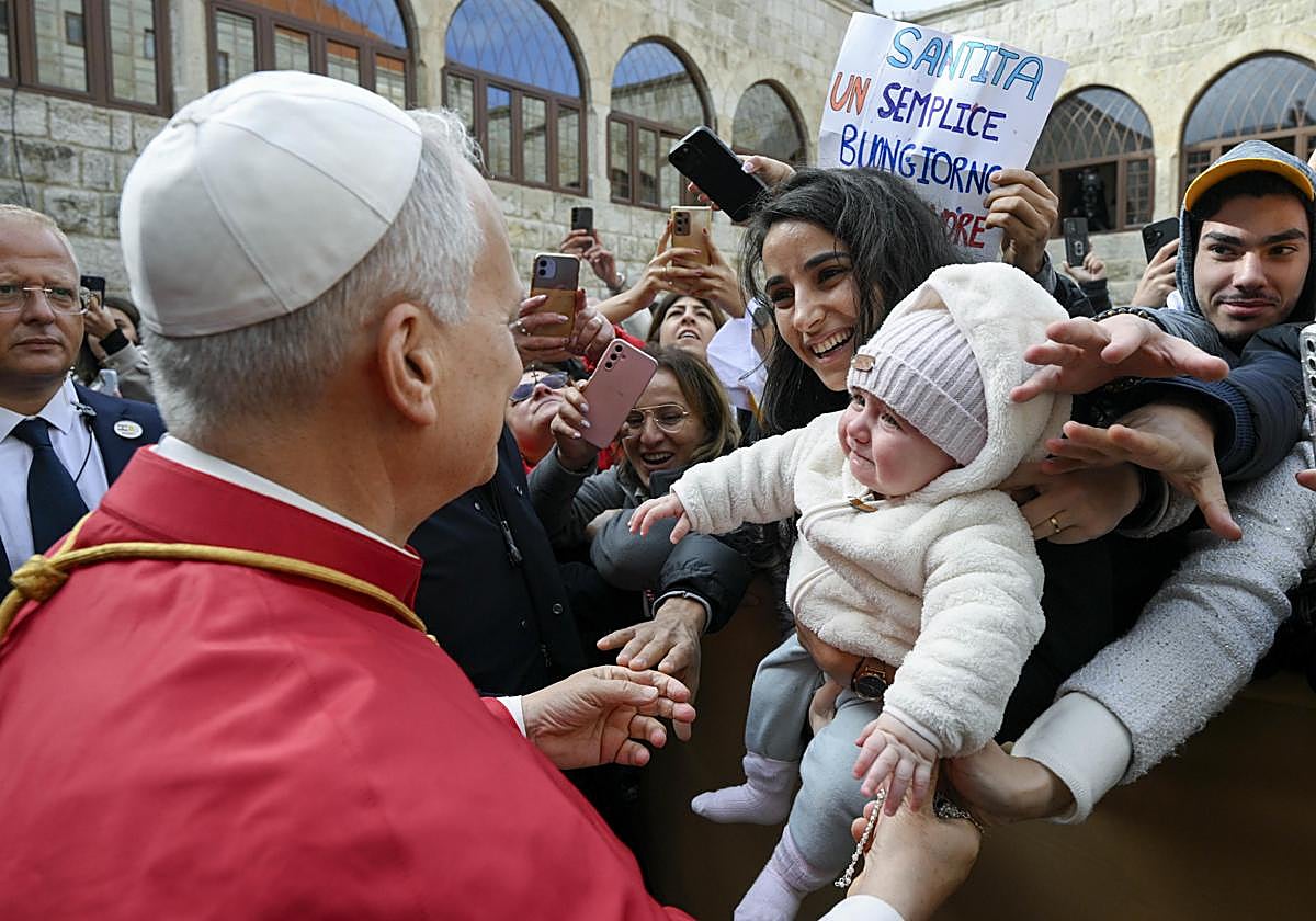 El Papa bendice a un bebé en su visita al Líbano.