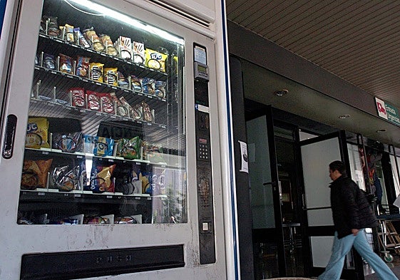 Una máquina de 'vending' ubicada en la puerta de urgencias de un hospital español.