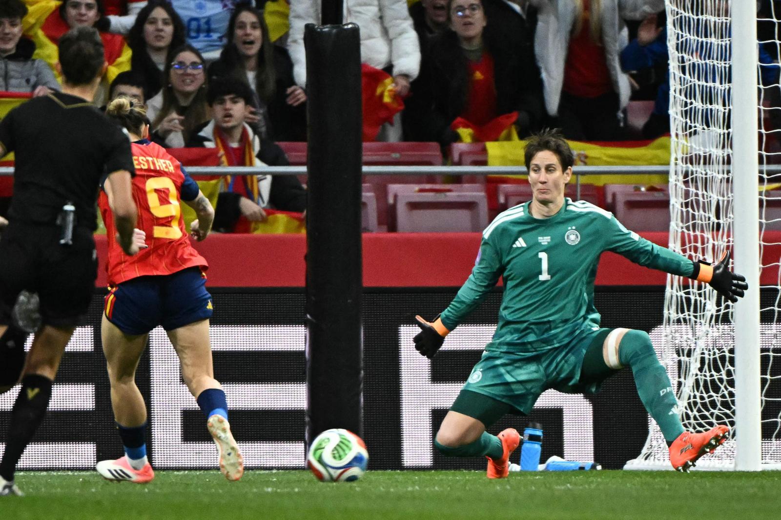 Esther González tuvo una ocasión muy clara en los primeros minutos.