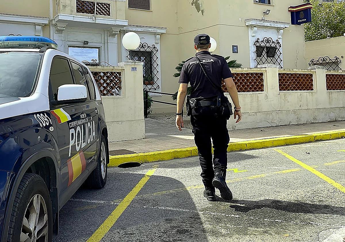 Un policía nacional junto a la comisaría de Dénia.