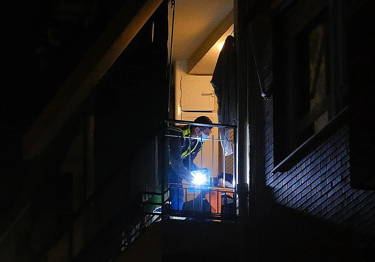 Agente de policía en la vivienda donde se ha producido el crimen.