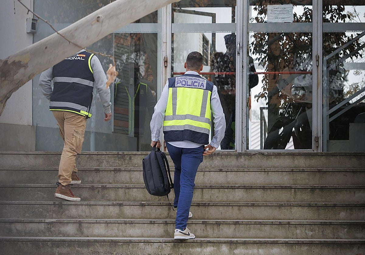 Agentes de la UDEF de la Policía Nacional durante un registro bajo autorización judicial.