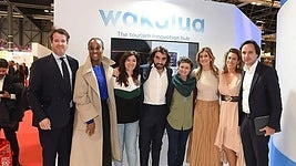 Javier Hildalgo, cuarto por la izquierda, con Begoña Gómez, tercera por la derecha, en un evento de Wakalua en Fitur en enero de 2020