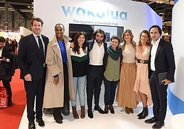Javier Hildalgo, cuarto por la izquierda, con Begoña Gómez, tercera por la derecha, en un evento de Wakalua en Fitur en enero de 2020