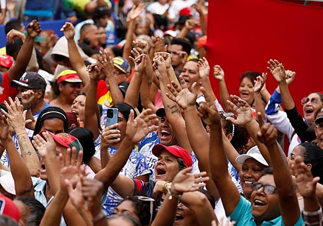 Asistentes al acto ante el Palacio de Miraflores en Caracas.