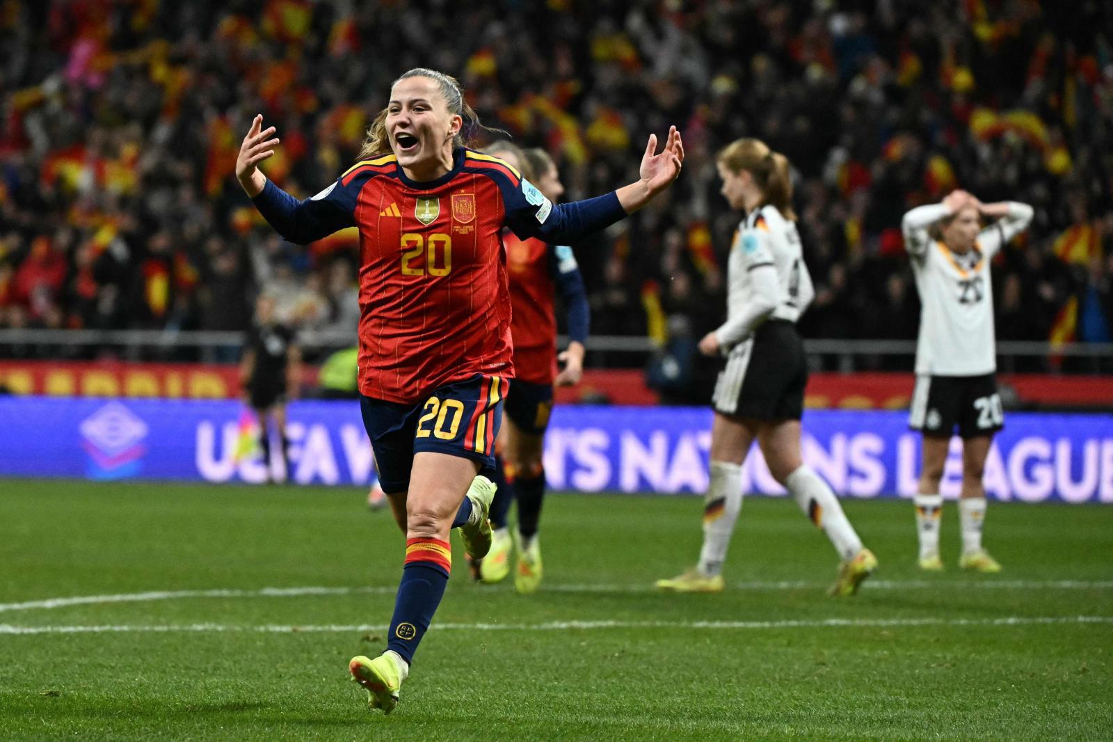 Claudia Pina celebra el primer gol de españa en la final.