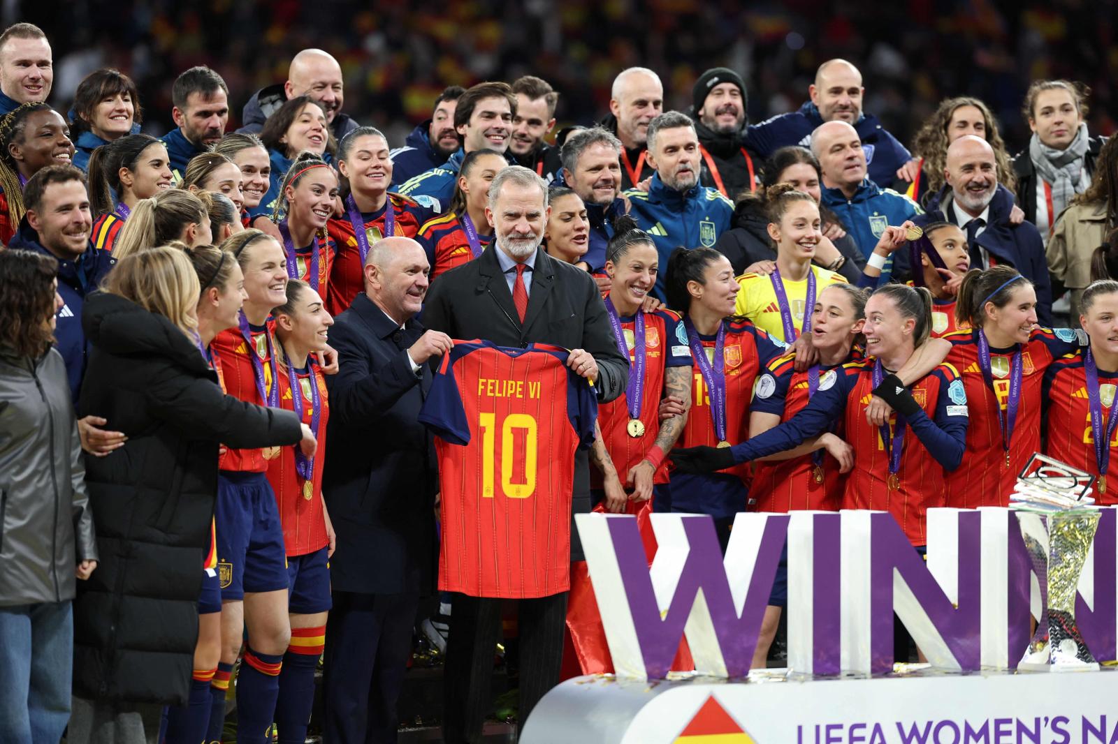 El Rey Felipe VI, ha posado con las futbolistas, que le han regalado una camiseta.