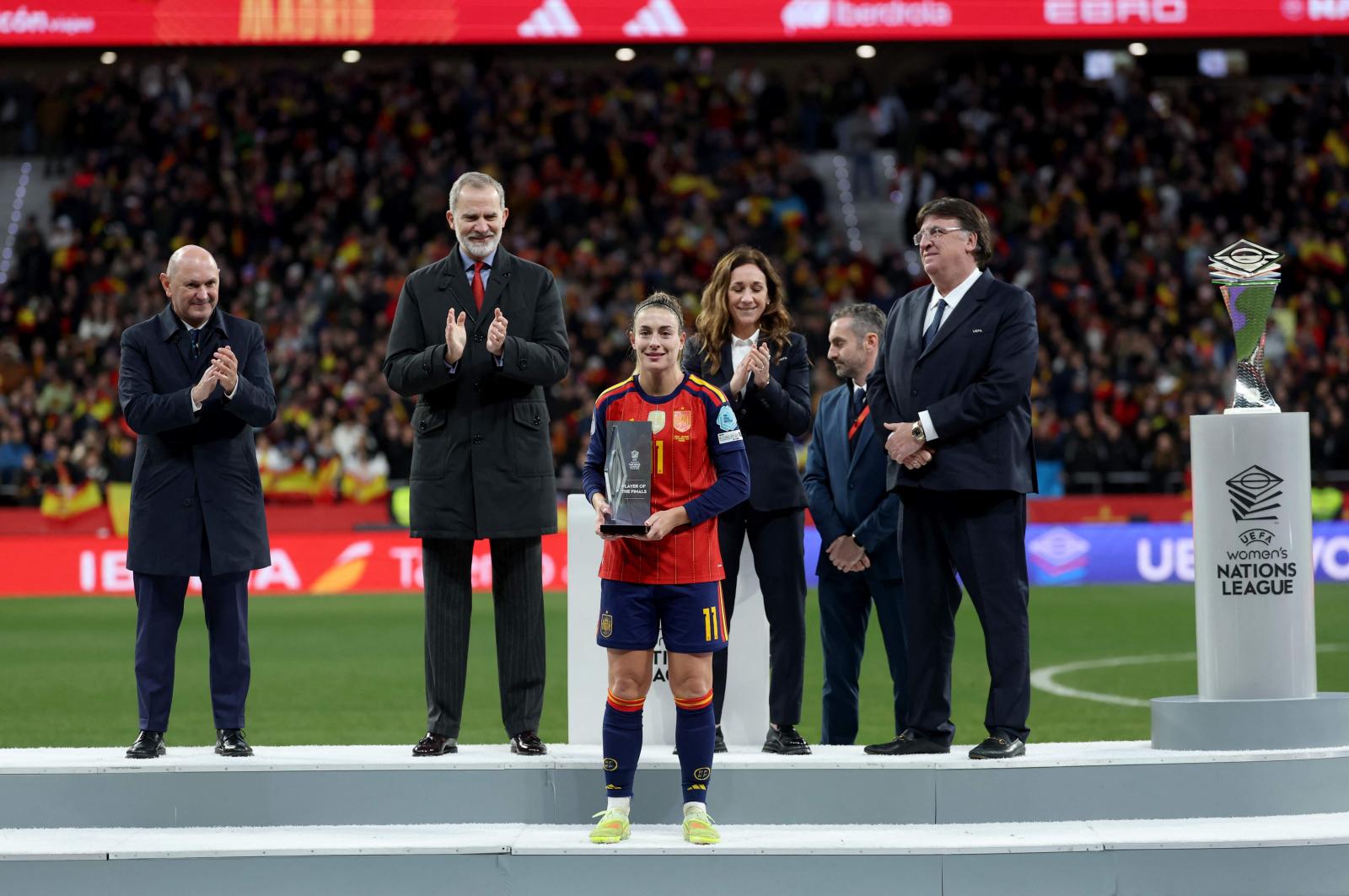 Alexia Putellas recibe el galardón de MVP de la final.