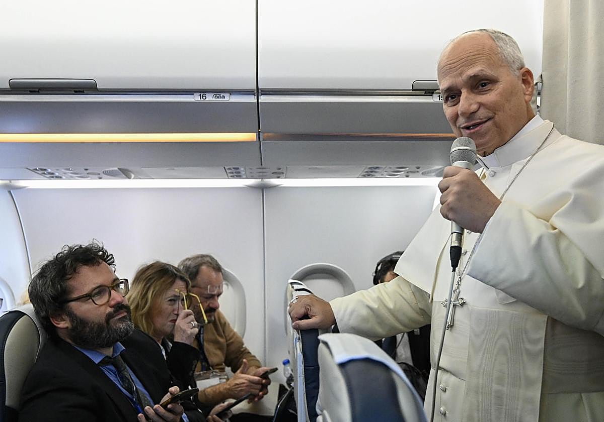 León XIV habla con los periodistas en el avión de vuelta de su primer viaje.