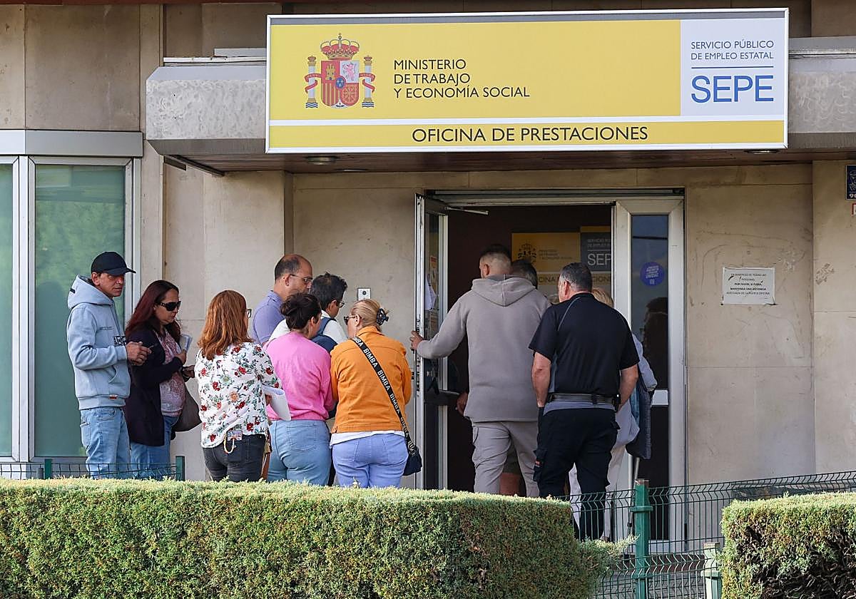 España destruye 14.000 empleos en noviembre pero el paro baja en 19.000 personas
