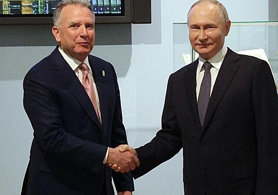 Steve Witkoff y Vladímir Putin, en San Petersburgo durante la pasasa primavera.