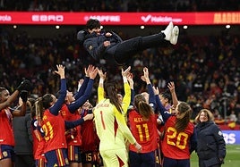 Sonia Bermúdez, manteada por sus jugadoras tras la consecución de la Liga de Naciones.