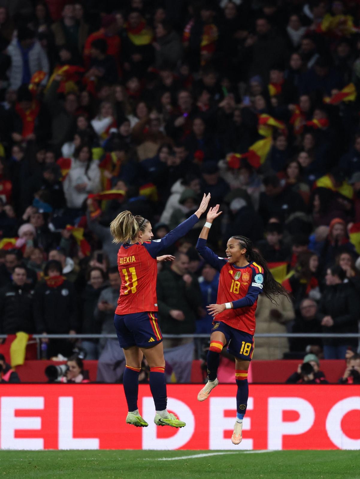 Vicky López celebra el segundo gol con Olga Carmona.