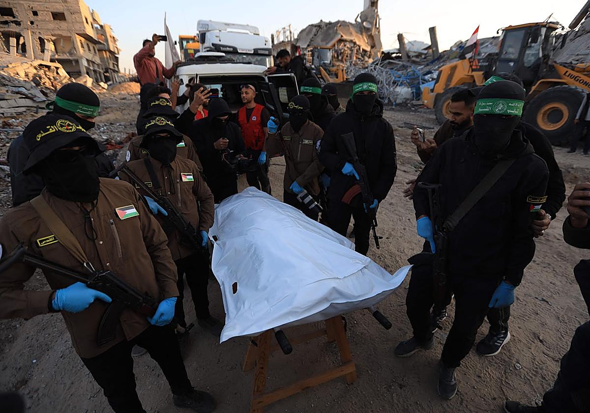 Miembros de Hamás trasladan los restos de un rehén israelí.