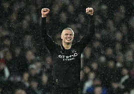 Erling Haaland celebra su gol 100 en la Premier League.
