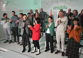 Otegi y la portavoz parlamentaria de EH Bildu en Navarra, Laura Aznal, en el acto celebrado hoy en Pamplona.