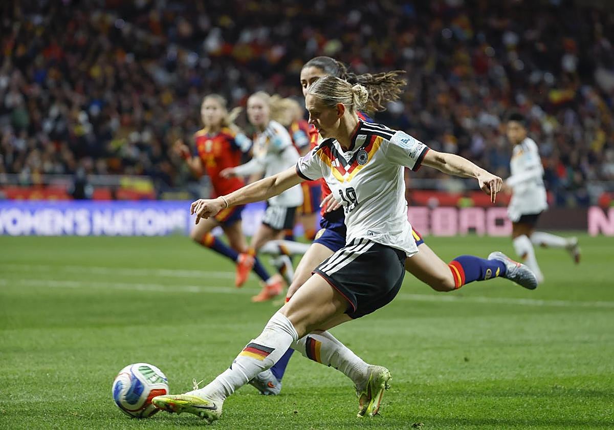 La centrocampista alemana Klara Buhl, durante el partido de vuelta de la final de la Liga de Naciones femenina que midió a la 'Mannschaft' con España.