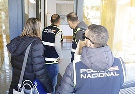 Tres policías y la secretaria judicial entran en la clínica dental para iniciar el registro.