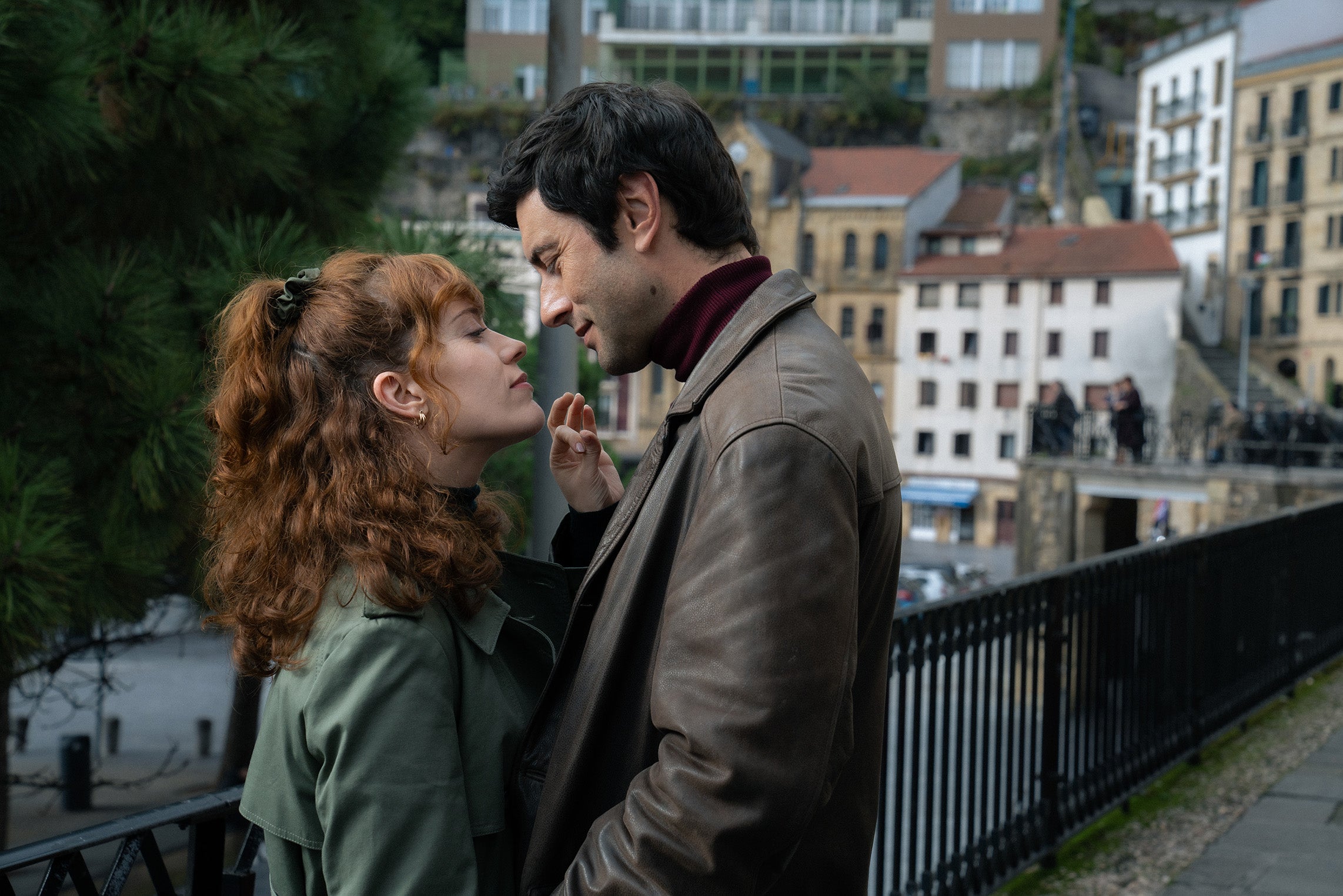 Itsaso Arana y Javier Rey en los papeles de Izaskun Bergar y el capitán de la Guardia Civil Mario Sanz.