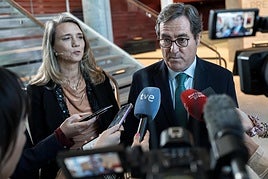 El presidente de CEOE, Antonio Garamendi, y la presidenta del Cepyme, Ángela de Miguel, ofrecen declaraciones a la prensa durante la entrega de los XII Premios Cepyme 2025.