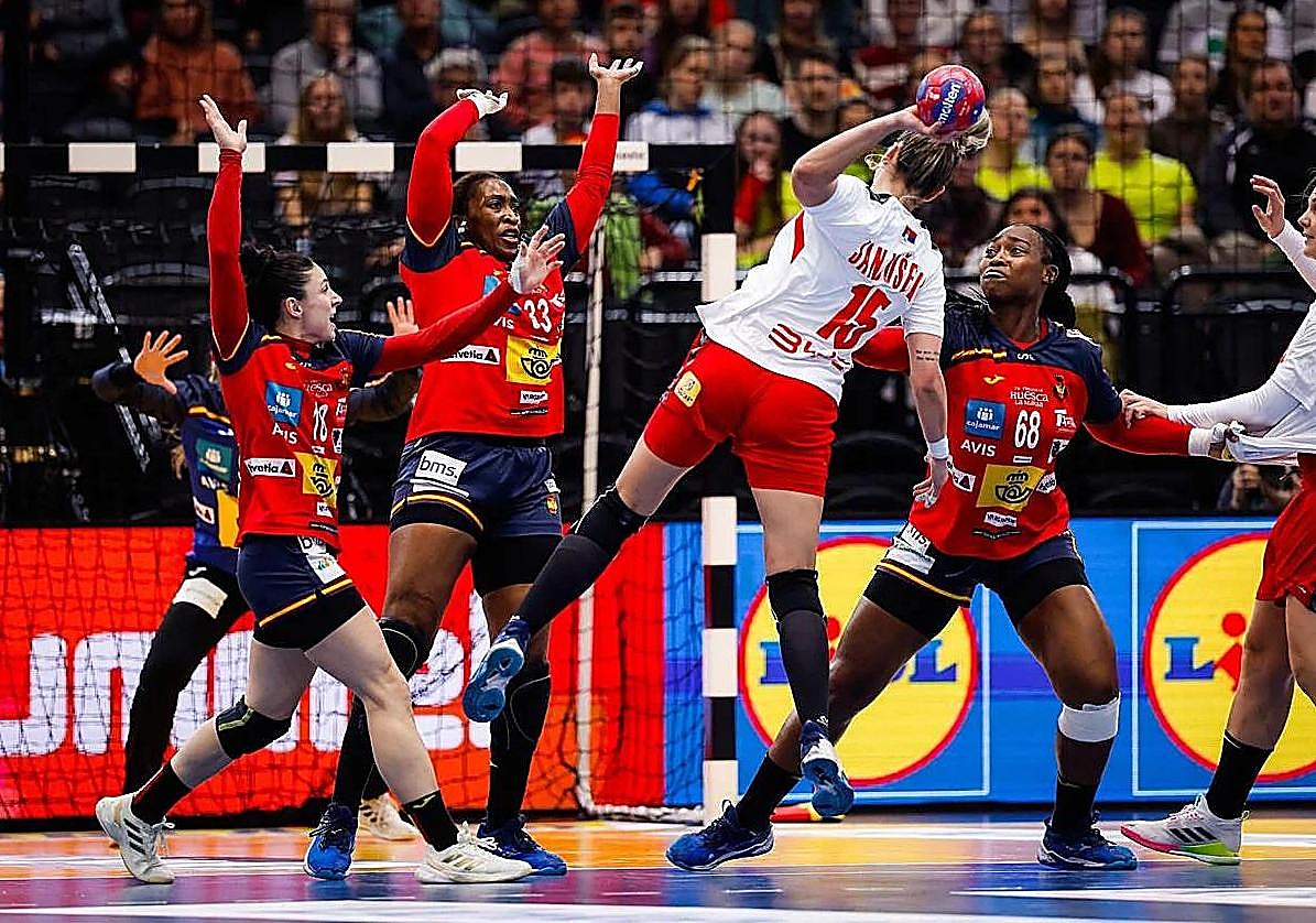 Etxeberria, Gassama y Tchaptchet ayer durante el partido de las Guerreras ante Serbia.