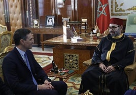 Sánchez posa con el rey Mohamed VI en Rabat.