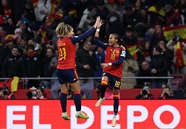 Alexia Putellas y Vicky López, dos generaciones en la selección española.