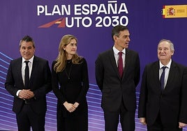 El presidente Pedro Sánchez junto a la vicepresidenta Sara Aagesen, el ministro Jordi Hereu y el presidente de Anfac, Josep Maria Recasens.