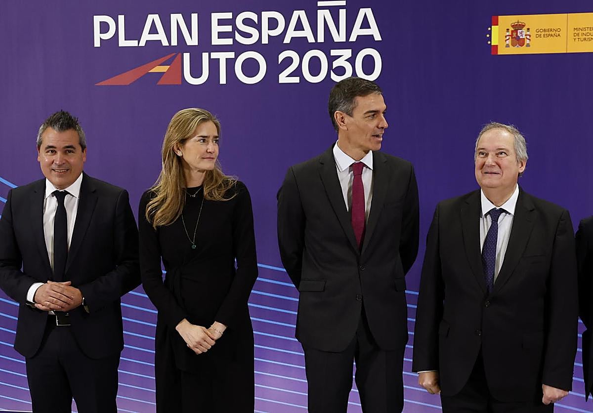 El presidente Pedro Sánchez junto a la vicepresidenta Sara Aagesen, el ministro Jordi Hereu y el presidente de Anfac, Josep Maria Recasens.