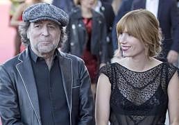 Así es Carmela, la hija de Joaquín Sabina que tiene un Goya y no se ha separado de él en su despedida