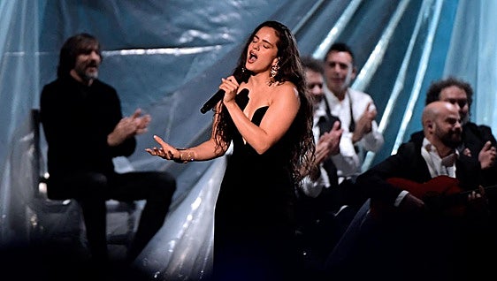 Rosalía, durante la actuación de los Grammy