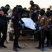 MIembros de Hamás, con los restos de un rehén israelí.