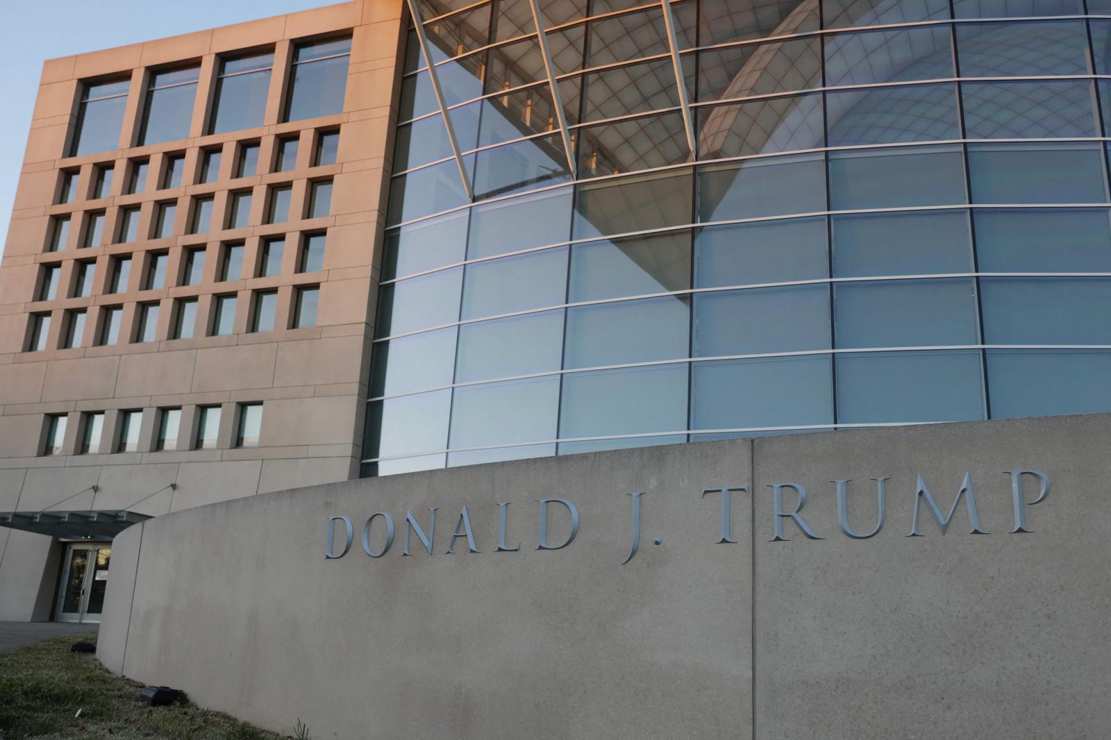 El nombre del presidente Donald Trump en el Instituto de la Paz en Washington.