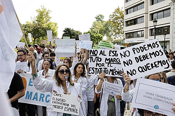 Los sindicatos convocan una huelga indefinida para exigir a Sanidad un Estatuto Marco para todos los profesionales