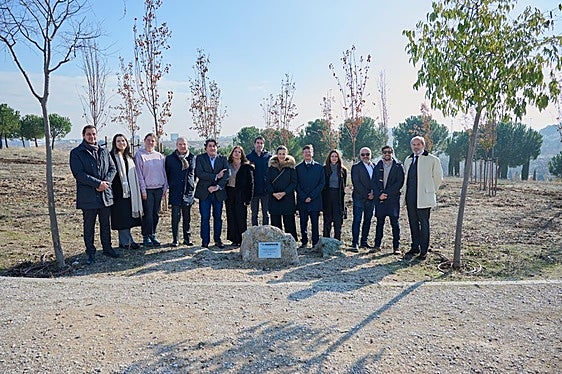 Samary Fernández Feito, José Antonio Martínez Páramo y David Pérez, con los representantes de las compañías de Líderes con Propósito en la plantación en el parque Felipe VI, en Valdebebas, Madrid.